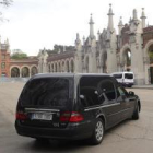 Un coche funebre llega en el cementerio de La Almudena