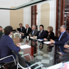 Plano abierto de la reunión entre representantes del Gobierno y los alcaldes que forman parte del Pacto para las infraestructuras del Camp de Tarragona.