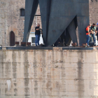 Plano general de algunos agentes de los Mossos d'Esquadra haciendo una inspección ocular sobre la explosión en la base del monumento franquista del Ebro en Tortosa.
