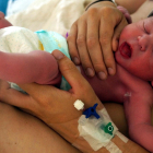 Un nadó acabat de néixer.