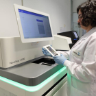Una investigadora del Centro Nacional de Análisis Genómico utiliza un secuenciador de última generación.