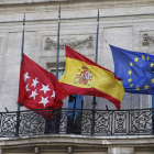 Les bandera d'Espanya,de la Comunitat de Madrid i de la Unió Europea, situades a la Casa de Correus