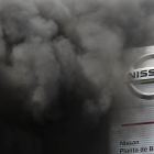 La planta de la ZOna Franca de Nissan con el humo de las acciones de protesta de los trabajadores.