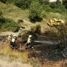 Bombers treballant a la zona de l'incendi d'Arnes