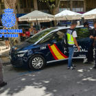 Un vehículo y agentes de la policía española, deteniendo al propietario de un 'kebab' en el paseo de la Estació de Valls.