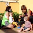 Dos profesoras con mascarilla con dos niños en el jardín de infancia del Pallars Sobirà.