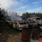 Imatge dels vehicles cremats aquesta tarda a la granja de Reus