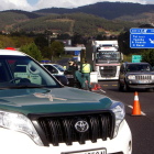 Efectivos de la Guardia Civil en un control de acceso instalado en el Puente Internacional de Tuy (Pontevedra), después del anuncio de estado de alarma que hace que se hayan cerrado fronteras con Portugal