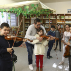 Un grupo de estudiantes progresan con el instrumento bajo la dirección de Héctor Basuto.