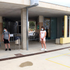 Els tres alumnes de cinquè de primària de l'Institut Escola l'Agulla del Catllar, al pati del centre abans d'entrar a classe.