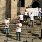 Pla general de les víctimes de l'1-O membres de la plataforma Defensem 1-O amb samarretes blanques a les escales de la plaça del Rei
