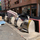 Imatge de brossa fora dels contenidors del carrer Mallorca.