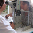 Una mujer revisada por una oftalmóloga