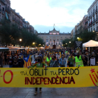 Plano general de las personas concentradas en la plaza de la Font de Tarragona iniciando la manifestación.