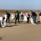 Voluntarios limpiando la basura en Deltebre.