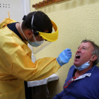 Un profesional sanitario haciendo una prueba de covid-19 a una persona en el cribado llevado a cabo en Puigcerdà.