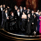 El director i els intérprets de 'Parásitos' durant la cerimònia dels Oscar.