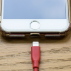 Imatge de la connexió Lightning que incorporen els iPhone.