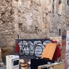 Una cocina y otros desperdicios, ayer en la calle Ferrers.