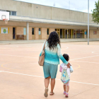 Una mare acompanya la seva filla a l'escola durant aquest final de curs atípic.