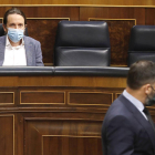 El presidente de Vox, Santiago Abascal, pasa por delante del escaño del vicepresidente tercero del Gobierno, Pablo Iglesias