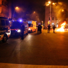 Diverses furgones dels Mossos i una ambulància al centre de Barcelona durant els aldarulls