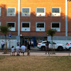 Personas esperando ayer en las puertas del CAP de Bonavista, del cual depende el centro de la Canonja.