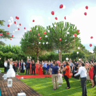 Pla general d'uns nuvis celebrant el seu casament en uns jardins del Baix Empordà