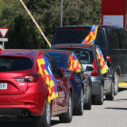 Pla mitjà dels vehicles aturats en un punt del recorregut a Argelers amb estelades aquest dissabte 3 d'octubre de 2020.