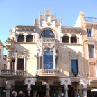 Pla general dels assistents que han participat en una de les visites organitzades per Reus Ocult a la plaça de Mercadal.