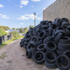 Imatge de l'acumulació de pneumàtics a un camí a tocar de la carretera de València.