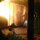 Tres bombers treballant en l'incendi.