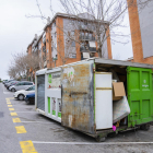 El centro de reciclaje móvil presenta un estado de envejecimiento y, en muchas ocasiones, los residuos mal puestos en el contenedor impiden el paso.
