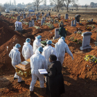 Enterrament d'una víctima de covid-19 a Sudàfrica.