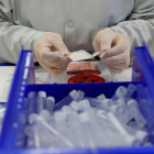 Un tècnic munta kits de proves de coronavirus en una fàbrica a Califòrnia, als EUA, el 26 de març de 2020.