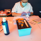 Una trabajadora sanitaria prepara un test PCR este lunes en Aranda de Duero.