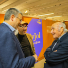L'alcalde Pau Ricomà parlant amb Josep Maria Jujol fill a la presentació de l'exposició dels dibuixos de l'arquitecte tarragoní.
