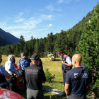 Bombers i policies reben instruccions en l'operatiu de recerca de l'excursionista desaparegut a la Vall de Boí