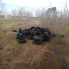 Imagen de un vertido incontrolado de neumáticos en una finca de Vilallonga del Camp.