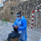 Una sanitaria durante el cribado en la Escuela Remolins de Tortosa.