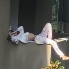 Una chica haciéndose un 'selfie' en el balcón de su casa.