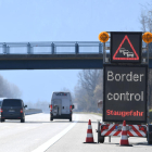 Un signe de trànsit anuncia controls fronterers pel covid-19 a prop de la frontera entre Àustria i Alemanya.
