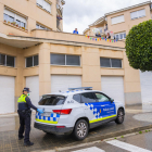 Moment en què la Policia Local de Constantí va arribar a casa de la Marina per felicitar-la.