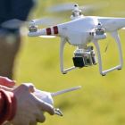 Imatge d'un dron en ple vol.
