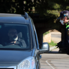 Pla mitjà d'un agent de la Policia Local del Vendrell parlant amb un conductor en un control als barris marítims.