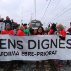 Participantes en el corte de vía, organizado por Trenes Dignos, a la estación de l'Aldea para pedir un mejor servicio ferroviario a las Tierras del Ebro