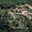 Imatge aèria del recinte del castell i les restes actuals.
