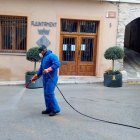 Imagen de la desinfección que se ha llevado a cabo delante del Ayuntamiento de Blancafort.