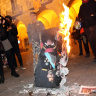 Una dona fotografia com crema la imatge de Felip VI.
