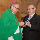 L'arquebisbe Joan Planellas rep medalla de l'entitat de mans del president CarlesBaches